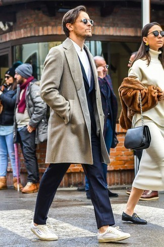 30 Jährige: Wie dunkelblauen Anzug mit weißer Leder niedriger Sneakers zu kombinieren – 66 Herren Outfits: Machen Sie sich mit einem dunkelblauen Anzug und einem beigen Mantel einen verfeinerten, eleganten Stil zu Nutze. Wählen Sie die legere Option mit weißen Leder niedrigen Sneakers.