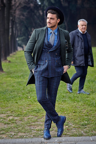 Blaue Leder Brogues kombinieren – 35 Herren Outfits: Vereinigen Sie einen dunkelgrünen Mantel mit einem dunkelblauen Anzug mit Schottenmuster für eine klassischen und verfeinerte Silhouette. Fühlen Sie sich ideenreich? Komplettieren Sie Ihr Outfit mit blauen Leder Brogues.
