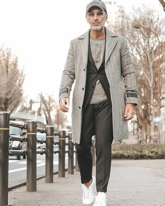 Wie grauen Anzug mit weißer Segeltuch niedriger Sneakers zu kombinieren – 21 Herbst Herren Outfits: Paaren Sie einen grauen Anzug mit einem grauen Mantel für einen stilvollen, eleganten Look. Fühlen Sie sich ideenreich? Vervollständigen Sie Ihr Outfit mit weißen Segeltuch niedrigen Sneakers. Ein stylischer Übergangs-Look.