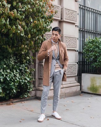 Welche Businesshemden mit dunkelgrauen Anzuges zu tragen – 11 Smart-Casual Herren Outfits kühl Wetter: Kombinieren Sie einen dunkelgrauen Anzug mit einem Businesshemd für einen stilvollen, eleganten Look. Fühlen Sie sich mutig? Vervollständigen Sie Ihr Outfit mit weißen Segeltuch niedrigen Sneakers.