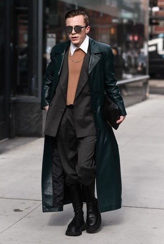 Schwarze Lederarbeitsstiefel kombinieren – 6 Smart-Casual Herren Outfits kalt Wetter: Etwas Einfaches wie die Wahl von einem dunkelgrünen Mantel und einem schwarzen Anzug kann Sie von der Menge abheben. Fühlen Sie sich mutig? Komplettieren Sie Ihr Outfit mit schwarzen Lederarbeitsstiefeln.