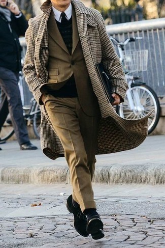 50 Jährige: Outfits Herren 2024: Erwägen Sie das Tragen von einem camel Mantel mit Hahnentritt-Muster und einem braunen Anzug für einen stilvollen, eleganten Look. Schwarze Wildleder Oxford Schuhe sind eine großartige Wahl, um dieses Outfit zu vervollständigen.