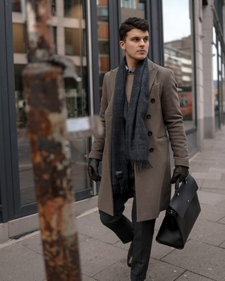 Braunen Pullover mit einem Rundhalsausschnitt kombinieren – 421 Herren Outfits: Kombinieren Sie einen braunen Pullover mit einem Rundhalsausschnitt mit einem braunen Mantel, wenn Sie einen gepflegten und stylischen Look wollen. Fügen Sie dunkelbraunen Leder Slipper für ein unmittelbares Style-Upgrade zu Ihrem Look hinzu.