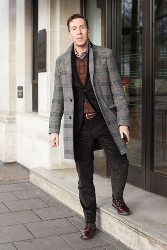 Dunkelgrauen Mantel mit Schottenmuster kombinieren – 253 Herren Outfits: Geben Sie den bestmöglichen Look ab in einem dunkelgrauen Mantel mit Schottenmuster und einem schwarzen Anzug. Eine dunkelrote Lederfreizeitstiefel verleihen einem klassischen Look eine neue Dimension.