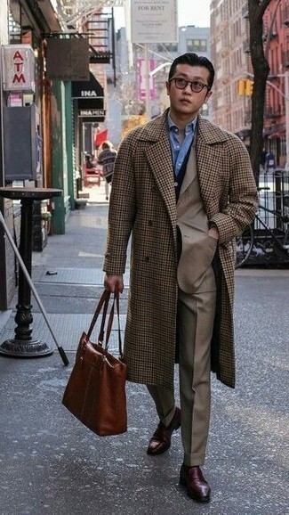 Camel Mantel mit Vichy-Muster kombinieren – 8 Herren Outfits: Kombinieren Sie einen camel Mantel mit Vichy-Muster mit einem beige Anzug, um vor Klasse und Perfektion zu strotzen. Dunkelrote Leder Slipper fügen sich nahtlos in einer Vielzahl von Outfits ein.