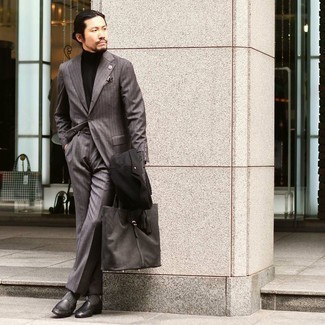 Dunkelbraunen vertikal gestreiften Anzug kombinieren – 54 Herren Outfits: Kombinieren Sie einen dunkelbraunen vertikal gestreiften Anzug mit einem dunkelbraunen Mantel für eine klassischen und verfeinerte Silhouette. Dunkelgraue Leder Slipper sind eine ideale Wahl, um dieses Outfit zu vervollständigen.