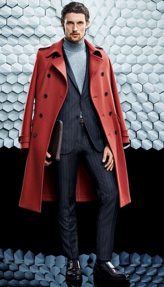 Dunkelrote Doppelmonks aus Leder kombinieren – 116 Herren Outfits: Entscheiden Sie sich für einen roten Mantel und einen dunkelgrauen vertikal gestreiften Anzug für eine klassischen und verfeinerte Silhouette. Dunkelrote Doppelmonks aus Leder sind eine perfekte Wahl, um dieses Outfit zu vervollständigen.