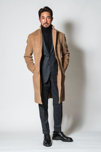 Grauen Wollanzug kombinieren – 411 Herren Outfits: Entscheiden Sie sich für einen grauen Wollanzug und einen camel Mantel für eine klassischen und verfeinerte Silhouette. Schwarze Leder Derby Schuhe verleihen einem klassischen Look eine neue Dimension.