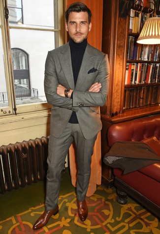 30 Jährige: Wie grauen Anzug mit brauner Oxford Schuhe zu kombinieren – 11 Herren Outfits kalt Wetter: Vereinigen Sie einen grauen Anzug mit einem braunen Mantel, um vor Klasse und Perfektion zu strotzen. Braune Oxford Schuhe sind eine ideale Wahl, um dieses Outfit zu vervollständigen.