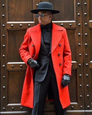 Roten Mantel kombinieren – 112 Herren Outfits: Kombinieren Sie einen roten Mantel mit einem schwarzen Anzug, um vor Klasse und Perfektion zu strotzen.