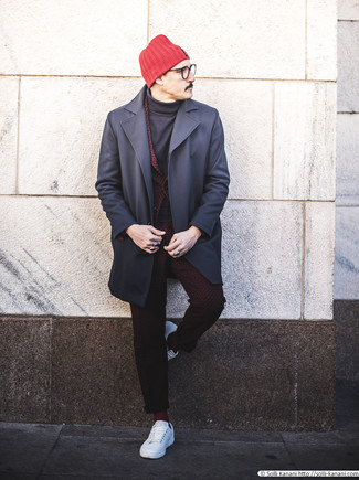 Wie schwarzen Rollkragenpullover mit roten Anzuges zu kombinieren – 4 Herren Outfits: Entscheiden Sie sich für einen klassischen Stil in einem roten Anzug und einem schwarzen Rollkragenpullover. Wenn Sie nicht durch und durch formal auftreten möchten, entscheiden Sie sich für weißen Leder niedrige Sneakers.