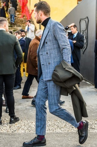 Dunkelgrünen Mantel kombinieren – 298 Herren Outfits: Entscheiden Sie sich für einen klassischen Stil in einem dunkelgrünen Mantel und einem blauen Wollanzug mit Schottenmuster. Fühlen Sie sich mutig? Ergänzen Sie Ihr Outfit mit schwarzen Leder Derby Schuhen.