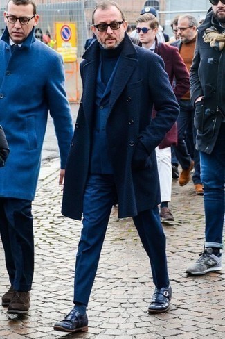 40 Jährige: Dunkelblaue Socken kombinieren – 56 Herren Outfits kühl Wetter: Tragen Sie einen dunkelblauen Mantel und dunkelblauen Socken für einen entspannten Wochenend-Look. Fühlen Sie sich mutig? Wählen Sie dunkelblauen Monks aus Leder.