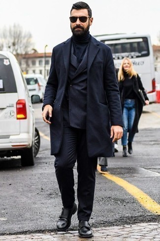 Wie Rollkragenpullover mit Anzuges zu kombinieren – 440 Elegante Herren Outfits: Entscheiden Sie sich für einen Anzug und einen Rollkragenpullover, um einen eleganten, aber nicht zu festlichen Look zu kreieren. Vervollständigen Sie Ihr Look mit schwarzen Doppelmonks aus Leder.