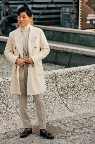 Dunkelbraune Leder Slipper kombinieren – 252 Herren Outfits kühl Wetter: Etwas Einfaches wie die Wahl von einem beigen Mantel und einem hellbeige Anzug kann Sie von der Menge abheben. Fühlen Sie sich mutig? Ergänzen Sie Ihr Outfit mit dunkelbraunen Leder Slippern.
