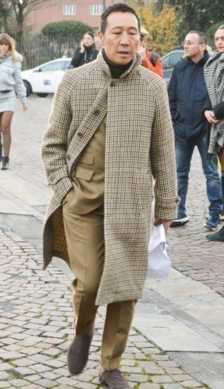 Hellbeige Anzug kombinieren – 45 Herren Outfits kalt Wetter: Kombinieren Sie einen hellbeige Anzug mit einem beigen Mantel für eine klassischen und verfeinerte Silhouette. Komplettieren Sie Ihr Outfit mit grauen Wildleder Oxford Schuhen.