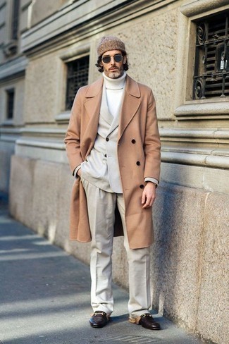 40 Jährige: Hellbeige Mütze kombinieren – 2 Elegante Herren Outfits kühl Wetter: Kombinieren Sie einen camel Mantel mit einer hellbeige Mütze für einen entspannten Wochenend-Look. Putzen Sie Ihr Outfit mit dunkelbraunen Leder Slippern.