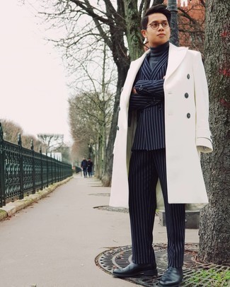 Schwarze Chelsea Boots aus Leder kombinieren – 250 Elegante Herren Outfits: Paaren Sie einen weißen Mantel mit einem dunkelblauen vertikal gestreiften Anzug für einen stilvollen, eleganten Look. Fühlen Sie sich mutig? Vervollständigen Sie Ihr Outfit mit schwarzen Chelsea Boots aus Leder.