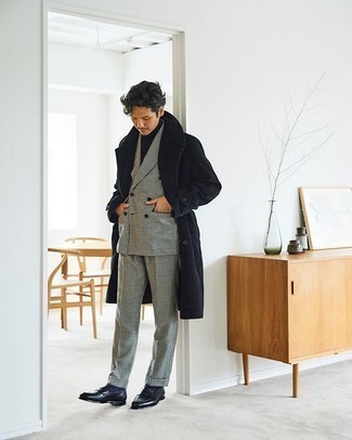 30 Jährige: Schwarze Leder Slipper kombinieren – 184 Herren Outfits kalt Wetter: Paaren Sie einen schwarzen Mantel mit einem schwarzen und weißen Anzug mit Hahnentritt-Muster für einen stilvollen, eleganten Look. Ergänzen Sie Ihr Look mit schwarzen Leder Slippern.