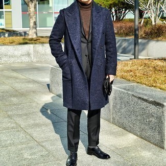 Oxford Schuhe kombinieren – 500+ Herbst Herren Outfits: Kombinieren Sie einen dunkelblauen Mantel mit einem schwarzen Anzug für einen stilvollen, eleganten Look. Oxford Schuhe sind eine gute Wahl, um dieses Outfit zu vervollständigen. Ein insgesamt sehr cooles Übergangs-Outfit.