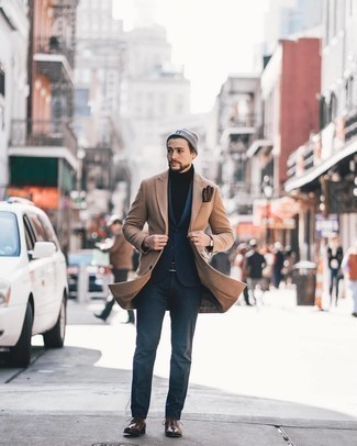 Braunen Ledergürtel kombinieren – 51 Elegante Herren Outfits kalt Wetter: Kombinieren Sie einen camel Mantel mit einem braunen Ledergürtel für einen entspannten Wochenend-Look. Machen Sie Ihr Outfit mit dunkelbraunen Leder Oxford Schuhen eleganter.