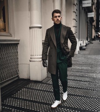 30 Jährige: Welche niedrige Sneakers mit dunkelgrünen Anzuges zu tragen – 42 Herren Outfits: Kombinieren Sie einen dunkelgrünen Anzug mit einem dunkelbraunen Mantel für eine klassischen und verfeinerte Silhouette. Suchen Sie nach leichtem Schuhwerk? Entscheiden Sie sich für niedrige Sneakers für den Tag.