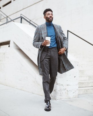 Blauen Rollkragenpullover kombinieren – 994+ Herren Outfits: Entscheiden Sie sich für einen blauen Rollkragenpullover und einen grauen Mantel mit Schottenmuster, um einen modischen Freizeitlook zu kreieren. Schwarze Chelsea Boots aus Leder sind eine einfache Möglichkeit, Ihren Look aufzuwerten.