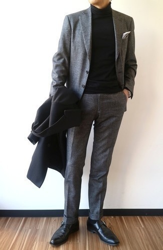 Schwarzen Mantel kombinieren – 986+ Herren Outfits: Kombinieren Sie einen schwarzen Mantel mit einem grauen Anzug, um vor Klasse und Perfektion zu strotzen. Fühlen Sie sich ideenreich? Entscheiden Sie sich für schwarzen Monks aus Leder.