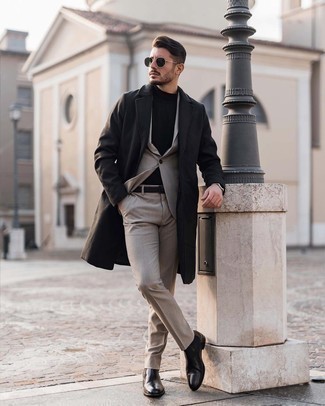 Elegante kalt Wetter Outfits Herren 2024: Tragen Sie einen schwarzen Mantel und einen hellbeige vertikal gestreiften Anzug, um vor Klasse und Perfektion zu strotzen.