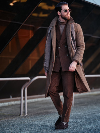30 Jährige: Schal mit Schottenmuster kombinieren – 7 Elegante Winter Herren Outfits: Kombinieren Sie einen braunen Mantel mit einem Schal mit Schottenmuster für einen entspannten Wochenend-Look. Fühlen Sie sich mutig? Ergänzen Sie Ihr Outfit mit dunkelbraunen Wildleder Slippern. Was für eine schöne Winter-Outfit Idee!