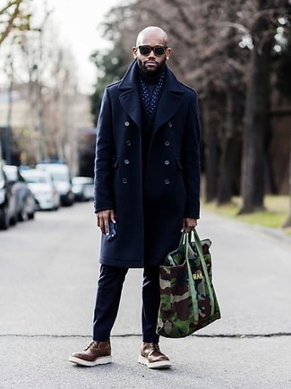 Schwarze Sonnenbrille kombinieren – 500+ Herren Outfits kalt Wetter: Vereinigen Sie einen dunkelblauen Mantel mit einer schwarzen Sonnenbrille für einen entspannten Wochenend-Look. Fühlen Sie sich mutig? Ergänzen Sie Ihr Outfit mit braunen Brogue Stiefeln aus Leder.