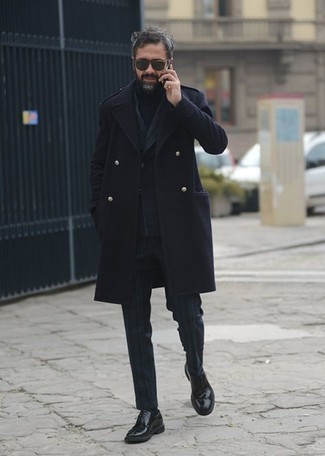 40 Jährige: Wie schwarze Leder Derby Schuhe mit schwarzen Mantels zu kombinieren – 6 Herren Outfits: Vereinigen Sie einen schwarzen Mantel mit einem dunkelblauen und grünen Anzug mit Schottenmuster, um vor Klasse und Perfektion zu strotzen. Schwarze Leder Derby Schuhe fügen sich nahtlos in einer Vielzahl von Outfits ein.