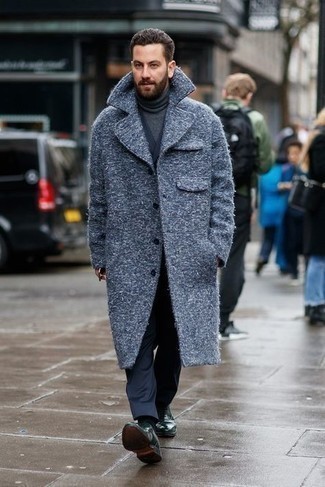 Grauen Mantel kombinieren – 500+ Herren Outfits: Kombinieren Sie einen grauen Mantel mit einem dunkelblauen Anzug, um vor Klasse und Perfektion zu strotzen. Dunkelgrüne Leder Oxford Schuhe sind eine kluge Wahl, um dieses Outfit zu vervollständigen.
