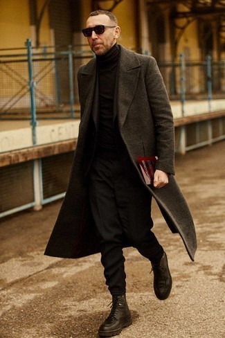 Schwarze Lederarbeitsstiefel kombinieren – 120 Herren Outfits: Kombinieren Sie einen dunkelgrauen Mantel mit einem schwarzen Anzug, um vor Klasse und Perfektion zu strotzen. Schwarze Lederarbeitsstiefel leihen Originalität zu einem klassischen Look.