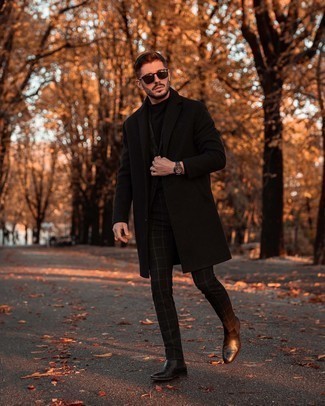 Dunkelgraue Uhr kombinieren – 149 Elegante Herren Outfits kalt Wetter: Tragen Sie einen schwarzen Mantel und eine dunkelgraue Uhr für einen entspannten Wochenend-Look. Fühlen Sie sich ideenreich? Entscheiden Sie sich für schwarzen Chelsea Boots aus Leder.