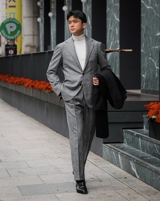 Grauen Anzug kombinieren – 321 Herren Outfits kühl Wetter: Entscheiden Sie sich für einen grauen Anzug und einen schwarzen Mantel für einen stilvollen, eleganten Look. Fühlen Sie sich mutig? Komplettieren Sie Ihr Outfit mit schwarzen Leder Slippern.