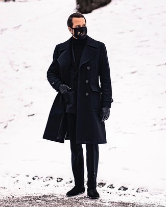 Schwarze Chelsea Boots aus Wildleder kombinieren – 31 Elegante Herren Outfits: Entscheiden Sie sich für einen schwarzen Mantel und einen schwarzen Anzug für eine klassischen und verfeinerte Silhouette. Bringen Sie die Dinge durcheinander, indem Sie schwarzen Chelsea Boots aus Wildleder mit diesem Outfit tragen.