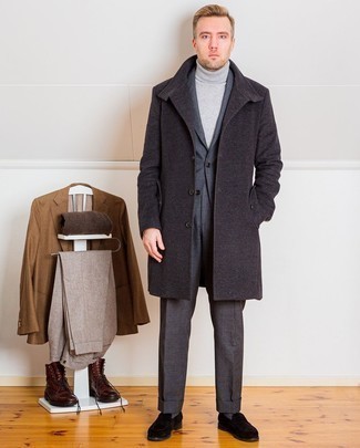Dunkelgrauen Mantel kombinieren – 500+ Herren Outfits: Kombinieren Sie einen dunkelgrauen Mantel mit einem dunkelgrauen Anzug für einen stilvollen, eleganten Look. Wählen Sie die legere Option mit schwarzen Wildleder Slippern.