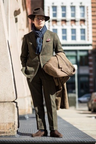 Dunkelrotes Einstecktuch kombinieren – 35 Herren Outfits kalt Wetter: Kombinieren Sie einen braunen Mantel mit einem dunkelroten Einstecktuch für einen entspannten Wochenend-Look. Machen Sie Ihr Outfit mit braunen Wildleder Slippern eleganter.