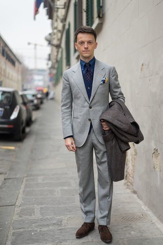 Wie grauen Anzug mit brauner Oxford Schuhe zu kombinieren – 173 Elegante Herren Outfits: Kombinieren Sie einen grauen Anzug mit einem dunkelbraunen Mantel für eine klassischen und verfeinerte Silhouette. Braune Oxford Schuhe sind eine großartige Wahl, um dieses Outfit zu vervollständigen.