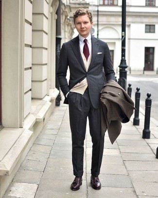 Elegante kühl Wetter Outfits Herren 2024: Vereinigen Sie einen braunen Mantel mit einem dunkelgrauen Anzug mit Karomuster für einen stilvollen, eleganten Look.