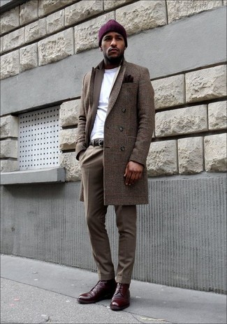 Dunkelrote Lederformelle stiefel kombinieren – 20 Herren Outfits: Kombinieren Sie einen braunen Mantel mit Schottenmuster mit einem braunen Anzug für eine klassischen und verfeinerte Silhouette. Komplettieren Sie Ihr Outfit mit dunkelroten Lederformellen stiefeln.