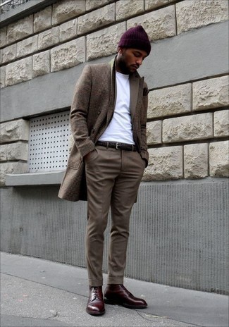 Dunkelrote Lederformelle stiefel kombinieren – 20 Herren Outfits: Entscheiden Sie sich für einen klassischen Stil in einem braunen Mantel mit Schottenmuster und einem braunen Anzug. Komplettieren Sie Ihr Outfit mit dunkelroten Lederformellen stiefeln.