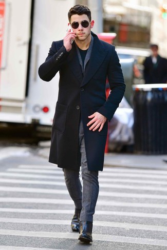 Grauen Wollanzug kombinieren – 411 Herren Outfits: Entscheiden Sie sich für einen klassischen Stil in einem grauen Wollanzug und einem schwarzen Mantel. Warum kombinieren Sie Ihr Outfit für einen legereren Auftritt nicht mal mit schwarzen Chelsea Boots aus Leder?