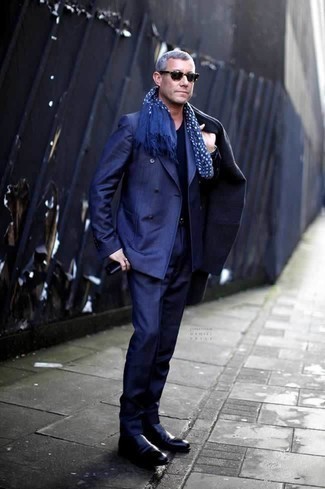 Blauen gepunkteten Schal kombinieren – 84 Herren Outfits: Vereinigen Sie einen dunkelblauen Mantel mit einem blauen gepunkteten Schal für einen entspannten Wochenend-Look. Vervollständigen Sie Ihr Outfit mit schwarzen Chelsea Boots aus Leder, um Ihr Modebewusstsein zu zeigen.