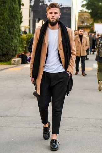 Schwarzen Schal kombinieren – 327 Herren Outfits: Ein camel Mantel und ein schwarzer Schal sind das Outfit Ihrer Wahl für faule Tage. Fühlen Sie sich ideenreich? Entscheiden Sie sich für schwarzen Leder Derby Schuhe.