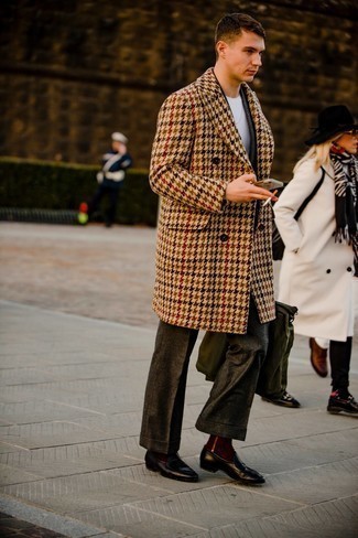 Welche Mäntel mit grauen Anzuges zu tragen – 21 Smart-Casual Herbst Herren Outfits: Machen Sie sich mit einem Mantel und einem grauen Anzug einen verfeinerten, eleganten Stil zu Nutze. Fühlen Sie sich ideenreich? Wählen Sie schwarzen Leder Slipper. Schon mal so einen coolen Übergangs-Outfit gesehen?