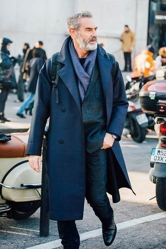 Dunkelblauen Schal kombinieren – 500+ Herren Outfits: Ein dunkelblauer Mantel und ein dunkelblauer Schal sind eine perfekte Wochenend-Kombination. Setzen Sie bei den Schuhen auf die klassische Variante mit schwarzen Chelsea Boots aus Leder.