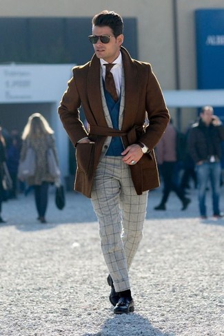 Wie Slipper mit Weste zu kombinieren – 13 Elegante Winter Herren Outfits: Kombinieren Sie eine Weste mit einem braunen Mantel für einen stilvollen, eleganten Look. Slipper verleihen einem klassischen Look eine neue Dimension. Dieses Outfit ist ein perfektes Winter-Outfit.