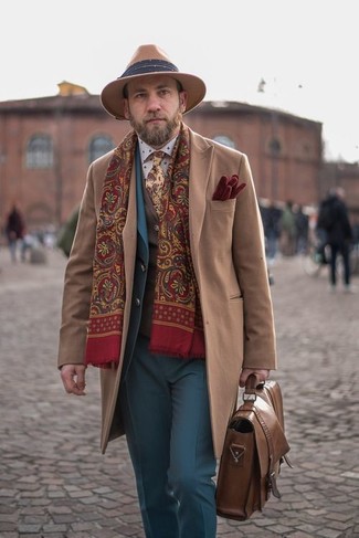 50 Jährige: Schal kombinieren – 94 Elegante Herren Outfits: Halten Sie Ihr Outfit locker mit einem camel Mantel und einem Schal.